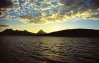 40 Nesna am Ende des Ranafjords in Norwegen gegen Mitternacht